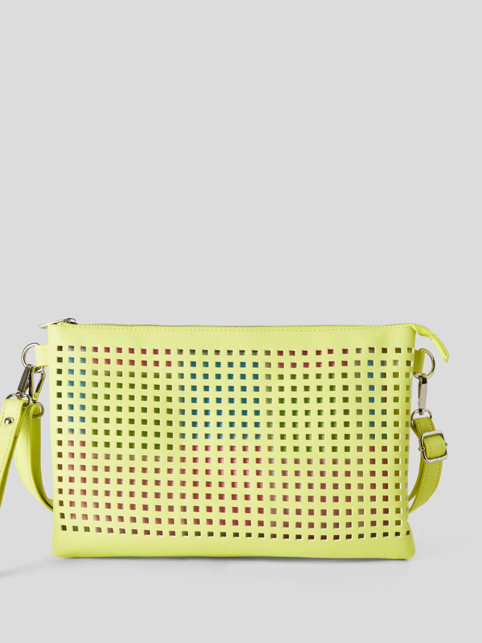 Bolso perforado con clutch extraíble image number 1