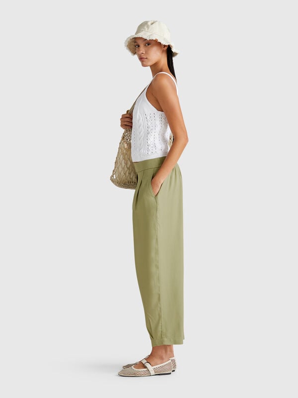 Pantalón fluido con pinzas Mujer