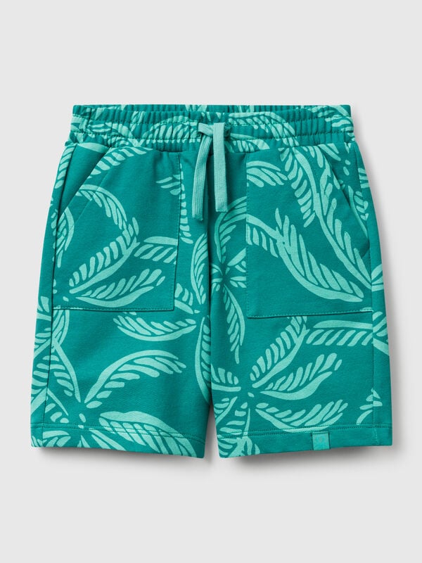 Pantalón corto verde con estampado tropical. Niño