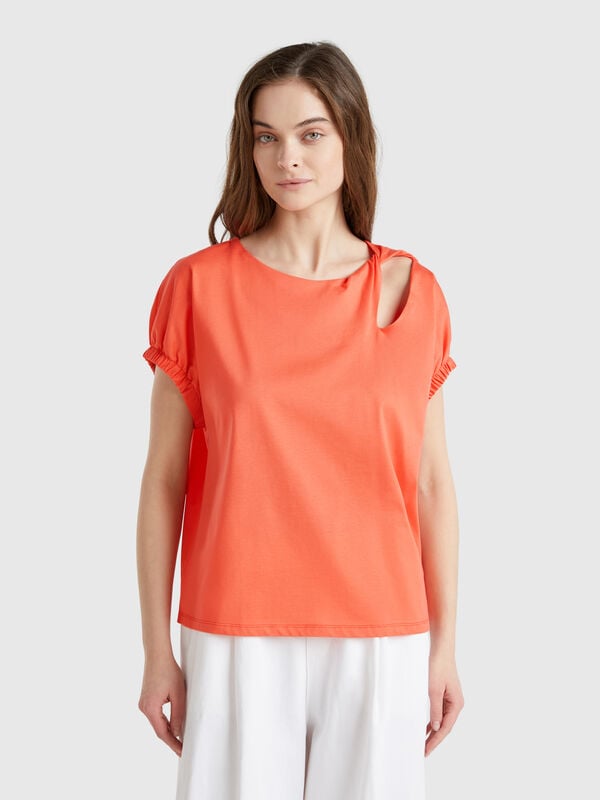 Camiseta con nudo y recorte. Mujer