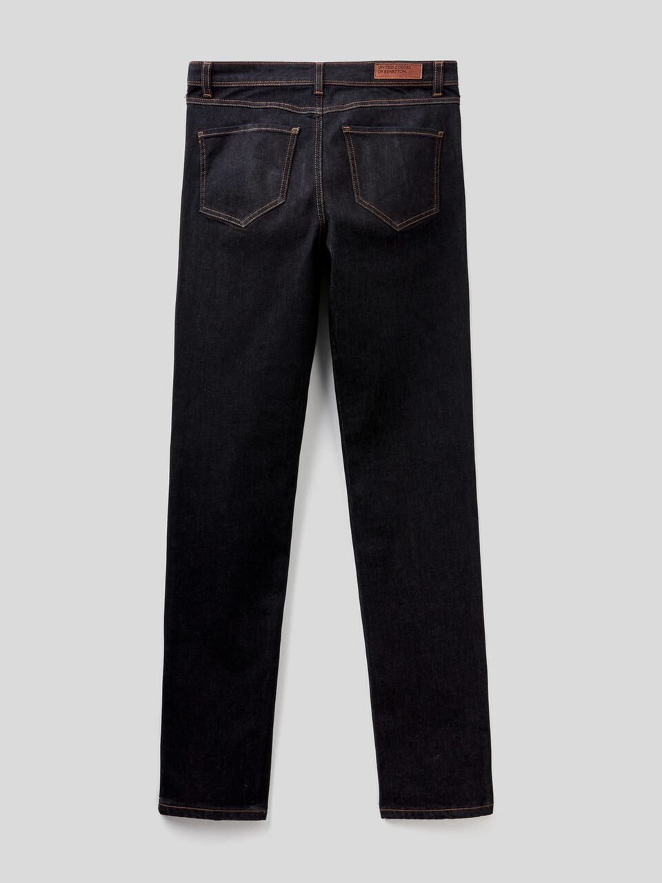 Vaqueros en denim elástico con pernera recta image number 2