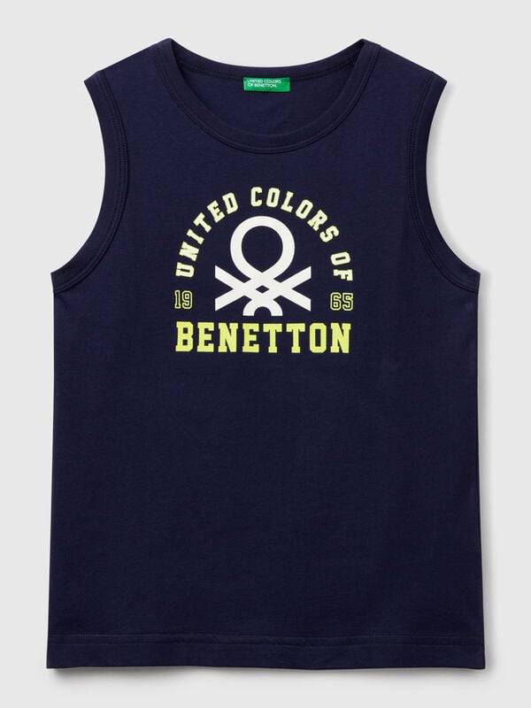 Camiseta sin mangas con cuello redondo en puro algodón orgánico. Estampado frontal con gráficos de logotipos. Ligeras y cómodas, perfectas para los días más calurosos. Artículo confeccionado con tejido que contenga al menos un 95% de algodón orgánico. Niño