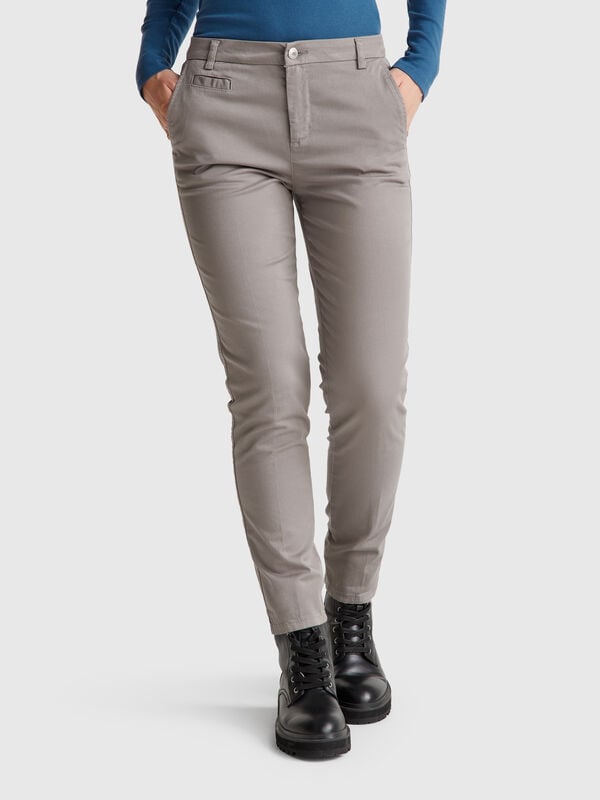 Pantalones chinos de corte entallado en algodón gris Mujer