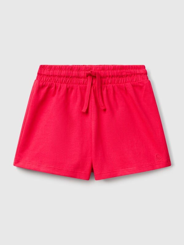 Pantalón corto de puro algodón de tacto cálido. Cintura con elástico interno y cordón, logo bordado en el bajo izquierdo. Corte regular, ideal para el día a día. Niña