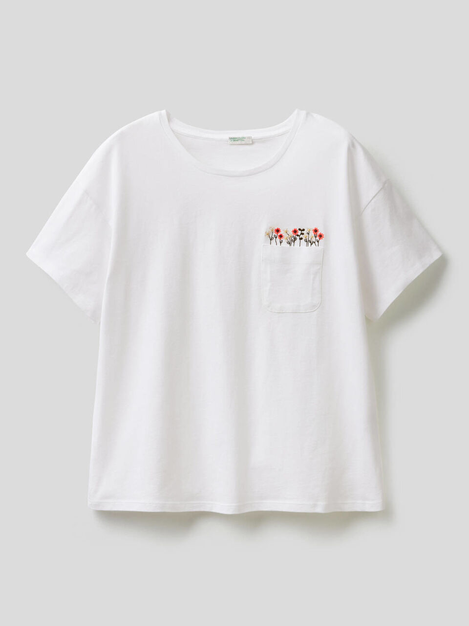 Camiseta con flores bordadas image number 1