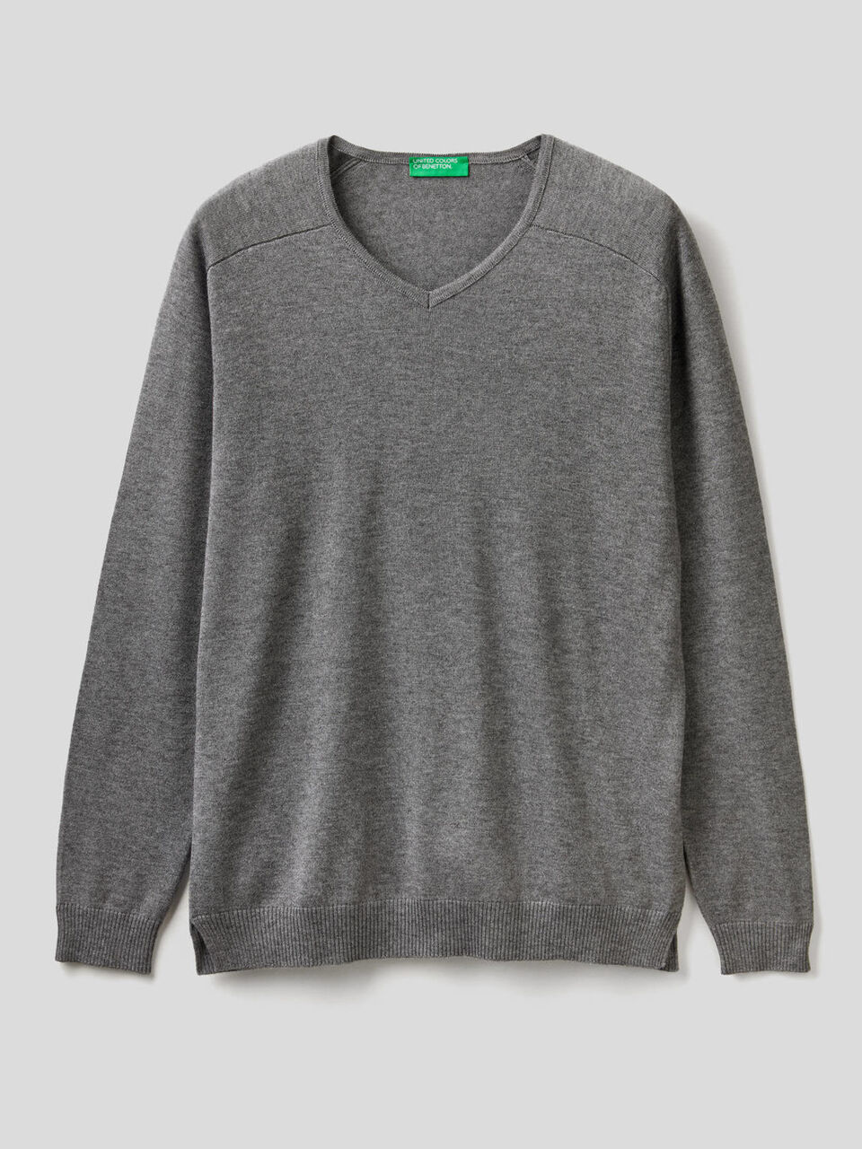 Jersey liso con escote de pico image number 1