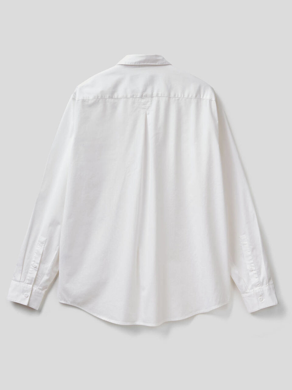 Camisa regular fit con bolsillos aplicados image number 2