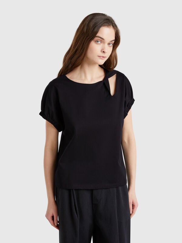 Camiseta con nudo y recorte. Mujer