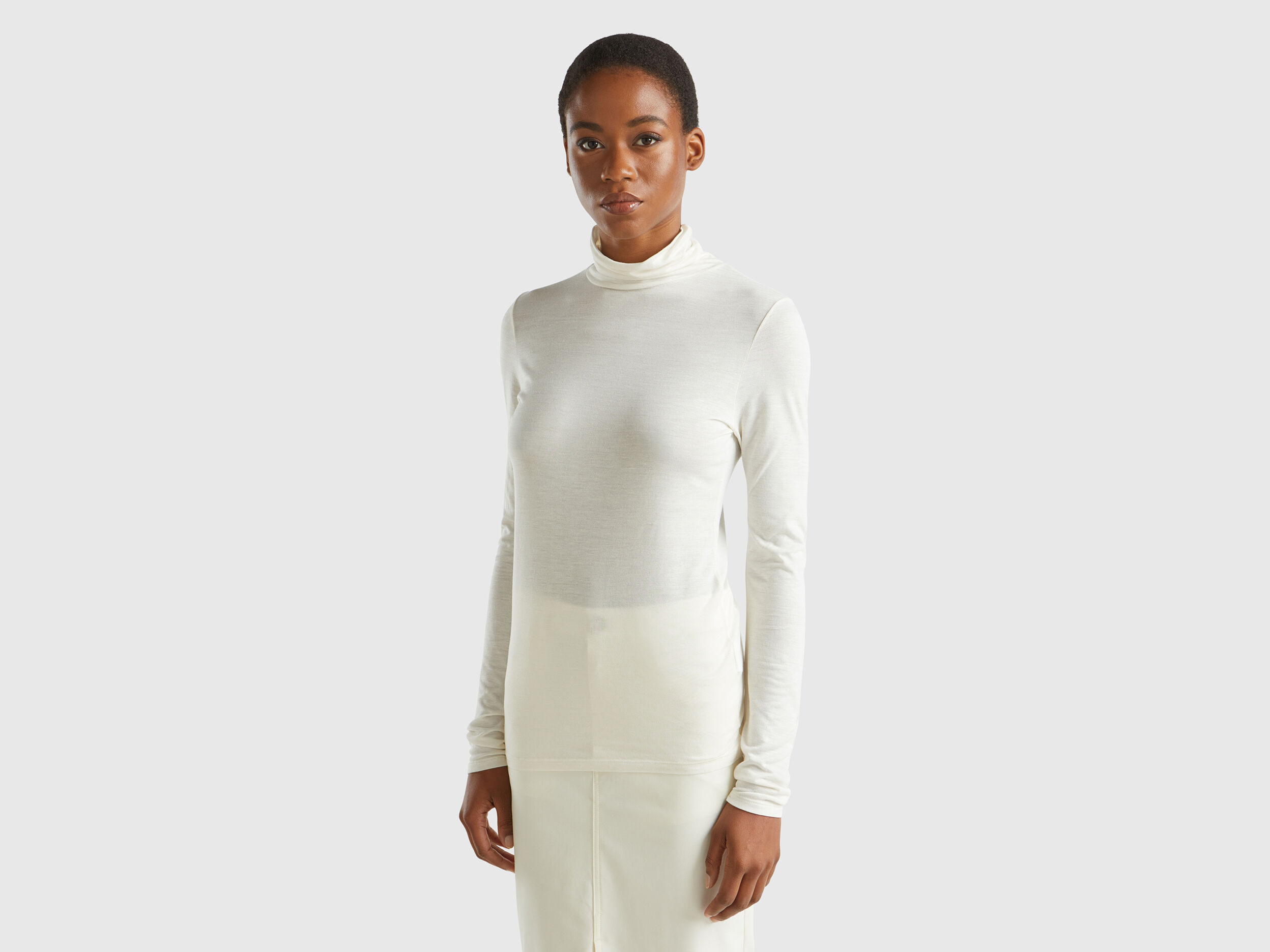 Camiseta cuello alto blanca best sale