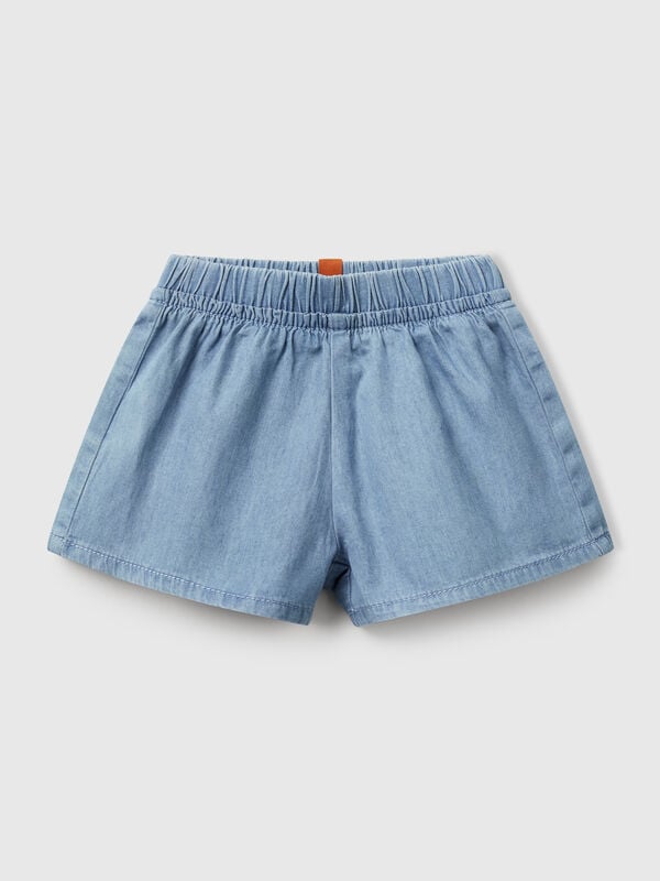 Pantalón culotte de cambray de puro algodón. Cintura elástica interna, aberturas laterales, volante aplicado en la parte delantera. Ideal para el verano. Recién nacidos