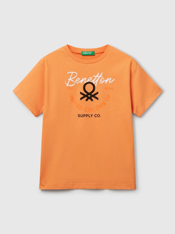Camiseta de manga corta y cuello redondo en puro algodón orgánico. Una prenda básica y cómoda, enriquecida con un logo estampado en la parte delantera. Artículo confeccionado con tejido que contenga al menos un 95% de algodón orgánico. Niño