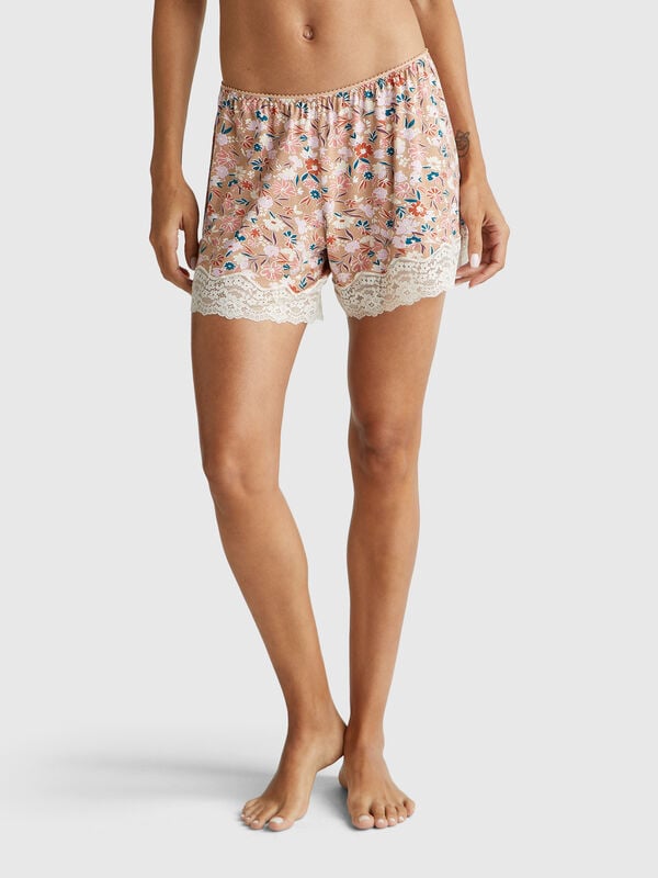 Shorts florales con encaje Mujer
