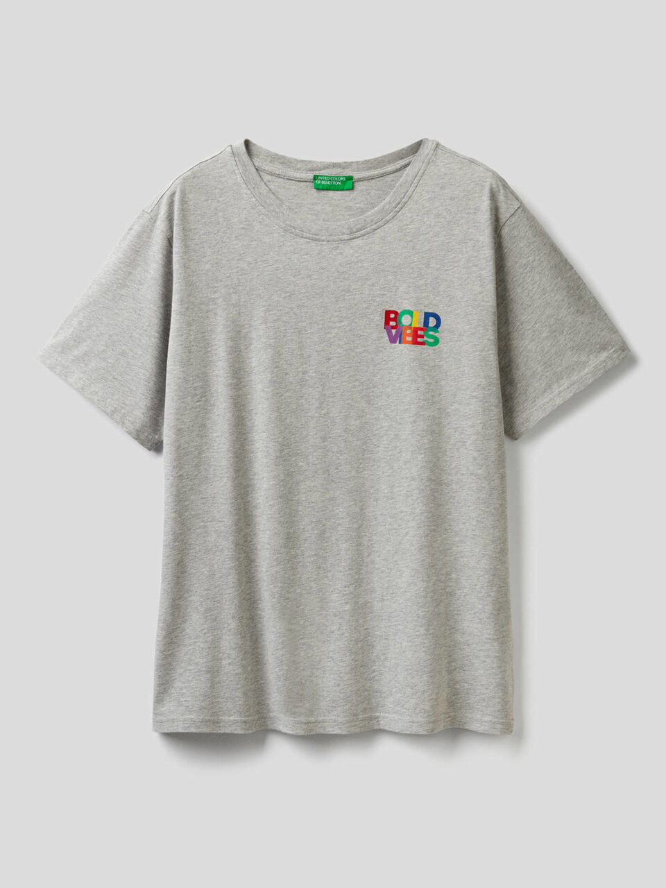 Camiseta gris con estampado multicolor image number 1