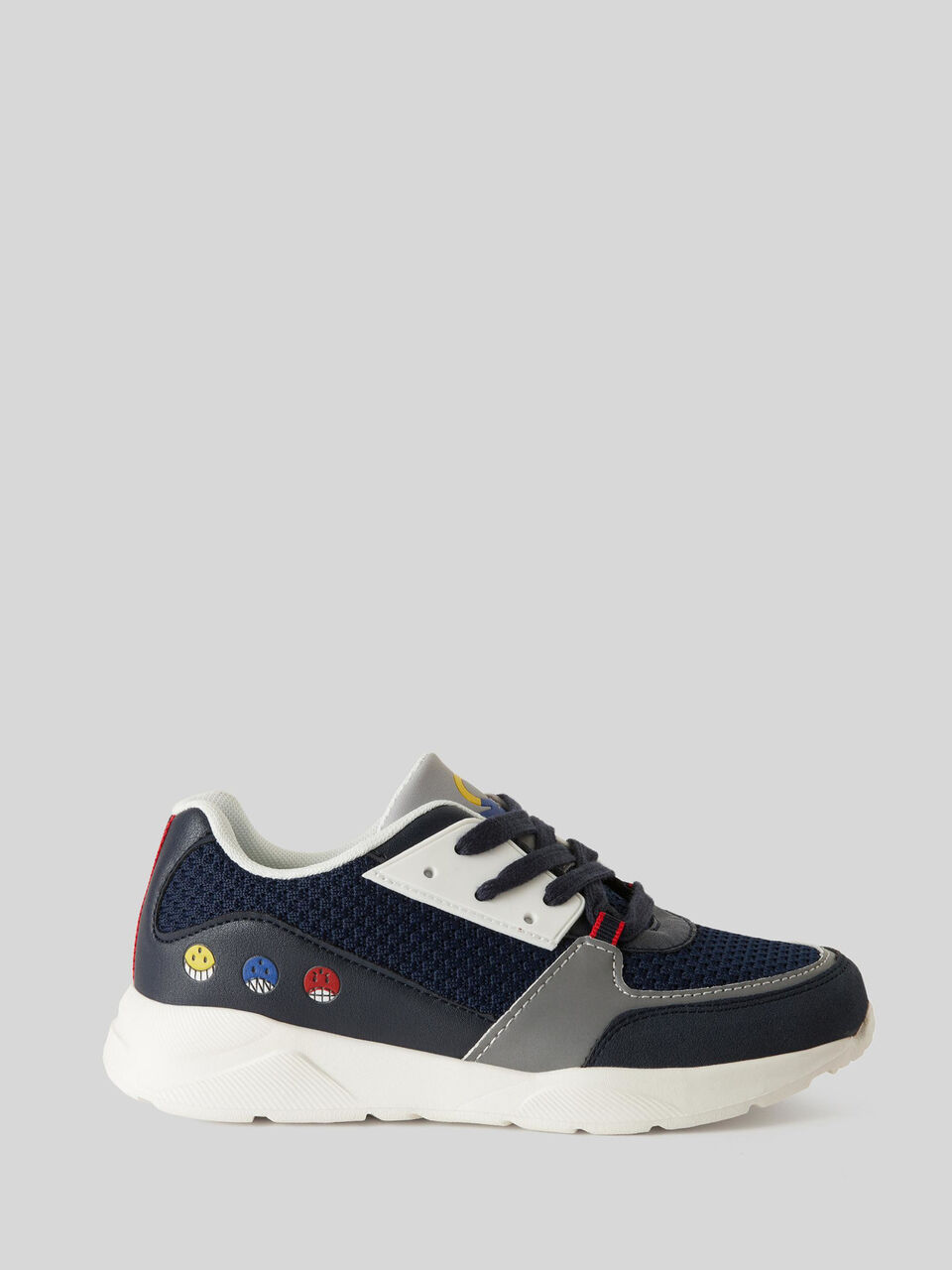 Sneakers con estampados y bordados image number 1