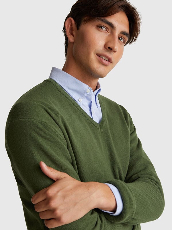 Suéter verde oliva con cuello en V en pura lana merino Hombre