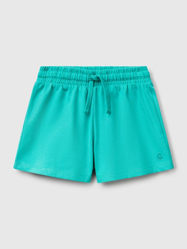 Pantalón corto de puro algodón de tacto cálido. Cintura con elástico interno y cordón, logo bordado en el bajo izquierdo. Corte regular, ideal para el día a día. Niña