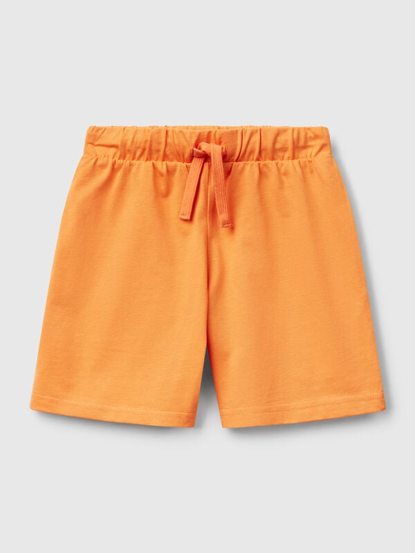 Pantalón corto en puro algodón con corte regular. Cintura con elástico interno y cordón, logo estampado en la espalda. Práctico y cómodo, perfecto para moverse al aire libre. Niño