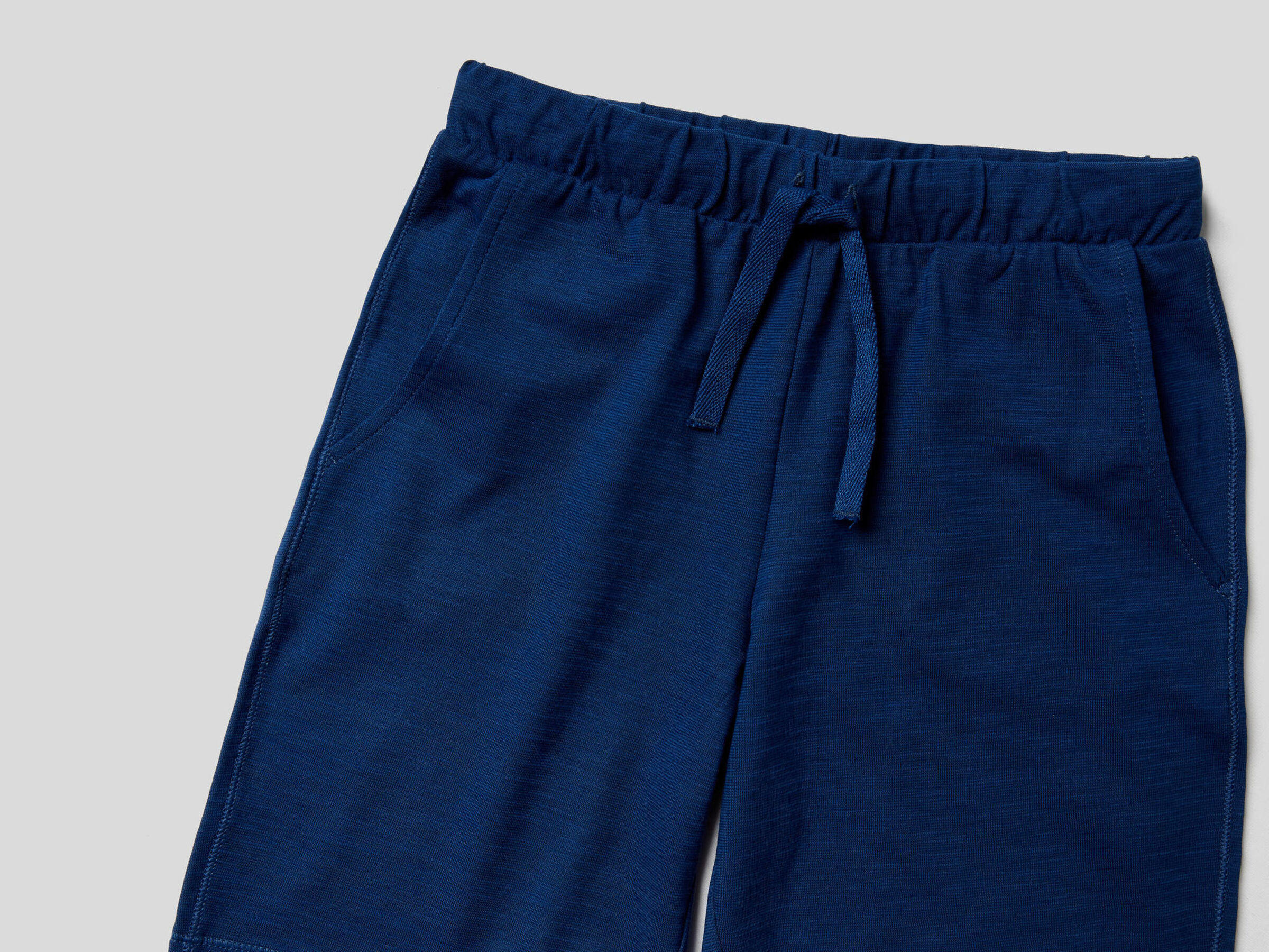 Conjunto de camiseta y bermudas image number null