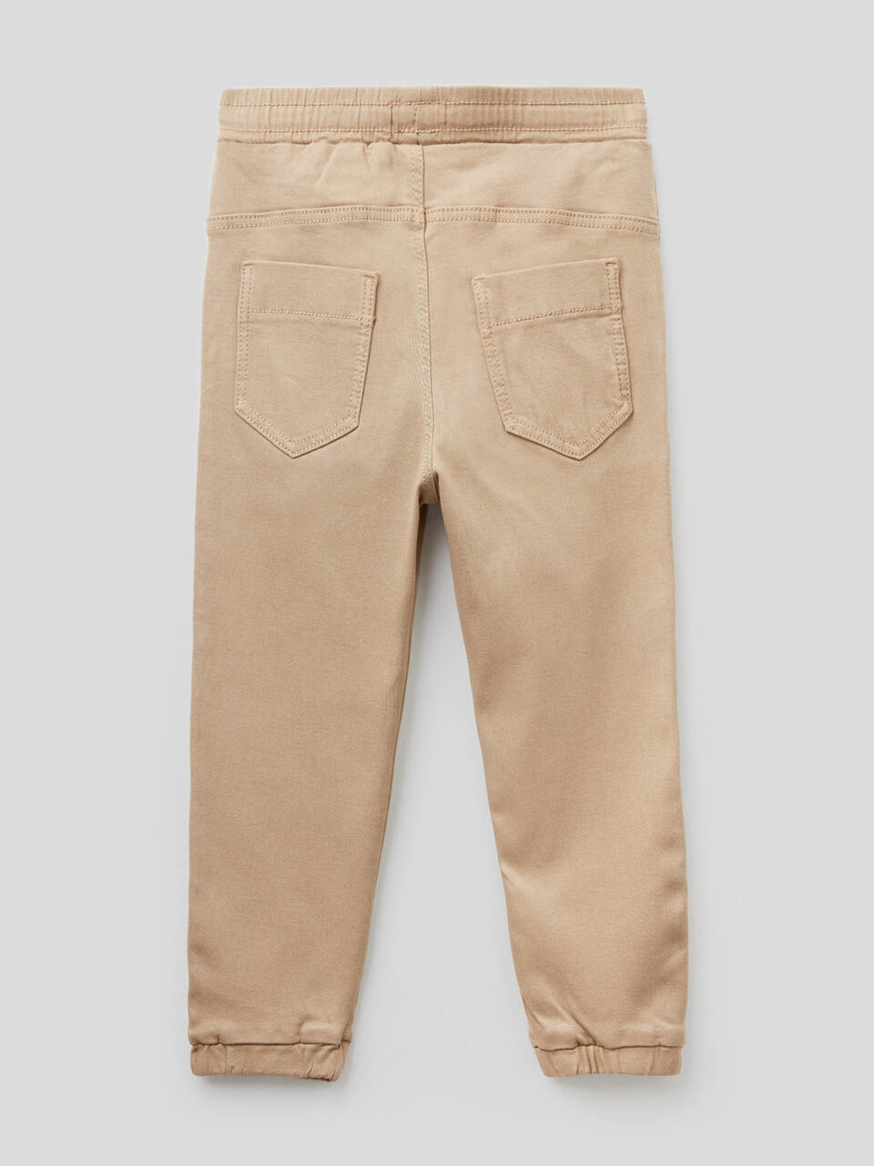 Pantalón con cordón de ajuste y maxibolsillos image number 2