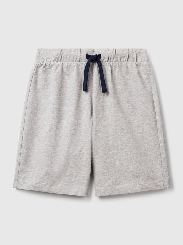 Pantalón corto en puro algodón con corte regular. Cintura con elástico interno y cordón, bolsillo de parche en la espalda con maxi logo estampado. Práctico y cómodo, perfecto para moverse al aire libre. Niño