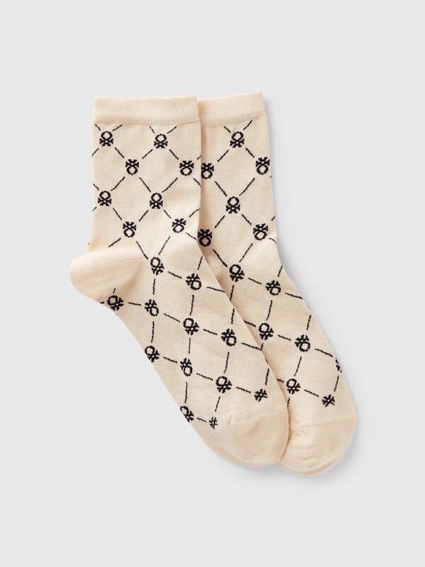 Calcetines color crema con logos