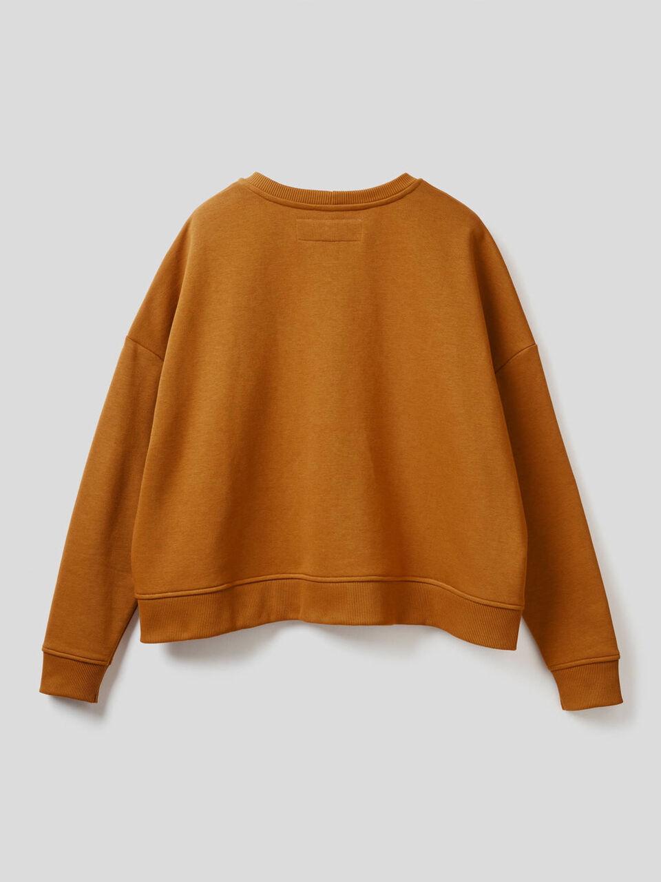 Sudadera con maxibolsillos en contraste image number 2