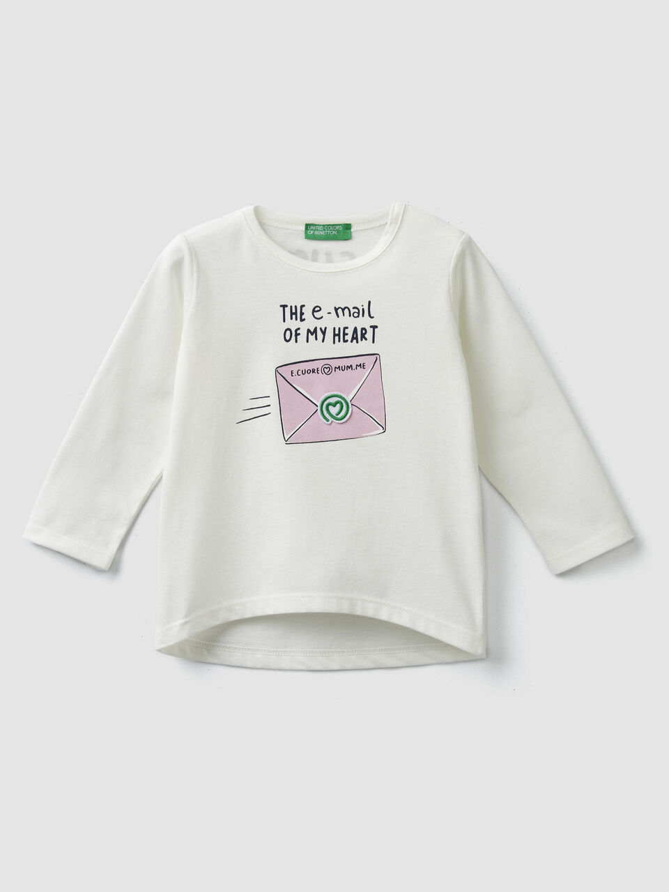 Camiseta con parche y estampados image number 1