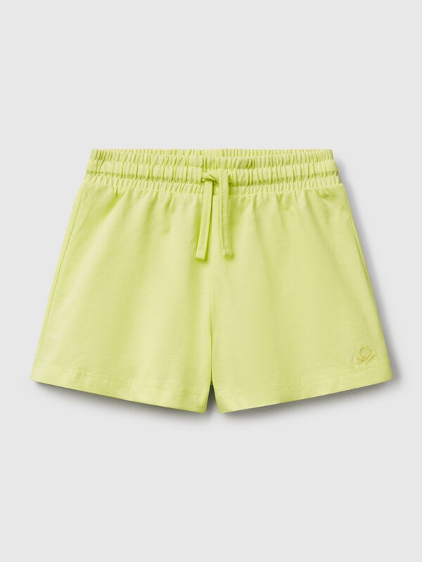 Pantalón corto de puro algodón de tacto cálido. Cintura con elástico interno y cordón, logo bordado en el bajo izquierdo. Corte regular, ideal para el día a día. Niña