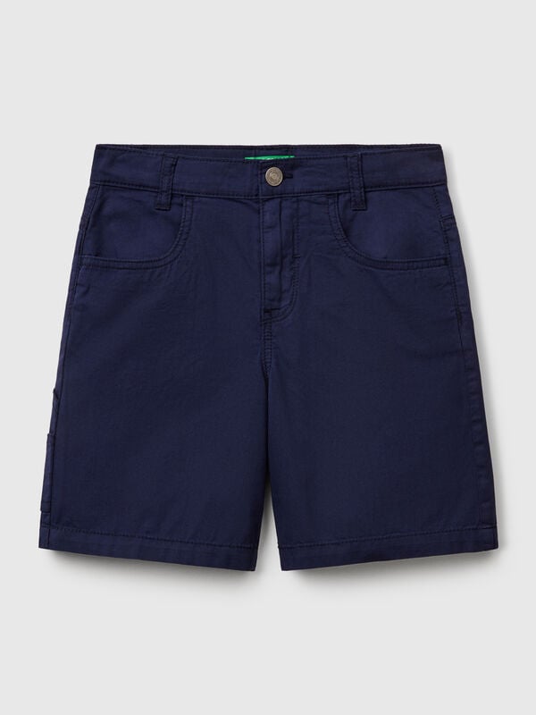Pantalón corto en tejido ligero de puro algodón. Cintura elástica interna ajustable, abertura con cremallera y botón. Bolsillos delanteros, bolsillos aplicados en la espalda y uno más pequeño aplicado en el lateral. Cómodas y fáciles de combinar. Niño