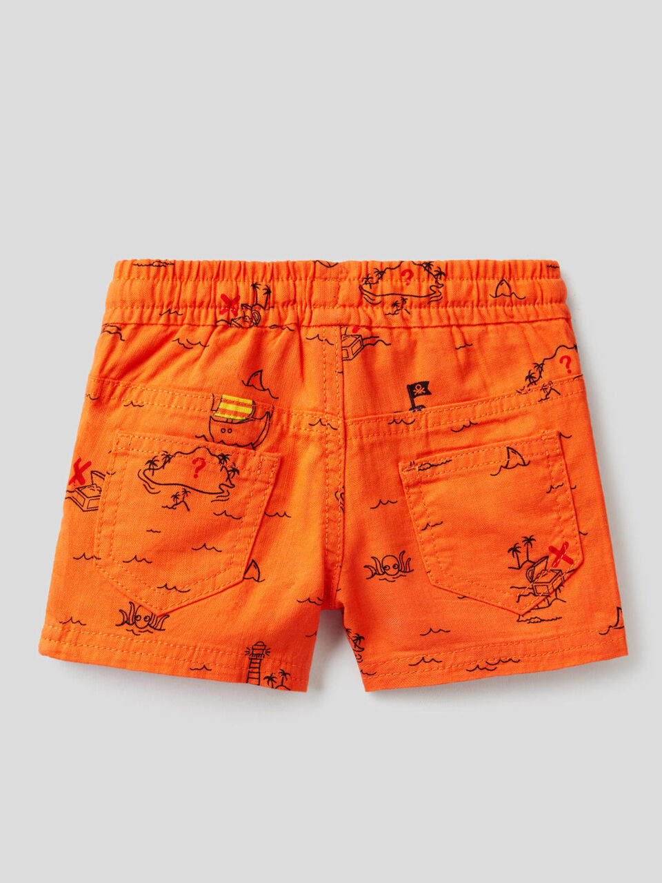 Pantalón corto con estampado de isla del tesoro image number 2