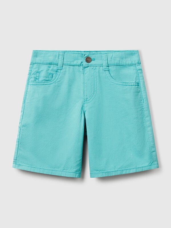 Pantalón corto en tejido ligero de puro algodón. Diseño de cinco bolsillos, cintura elástica interna ajustable, apertura con cremallera y botón. Cómodas y fáciles de combinar. Niño