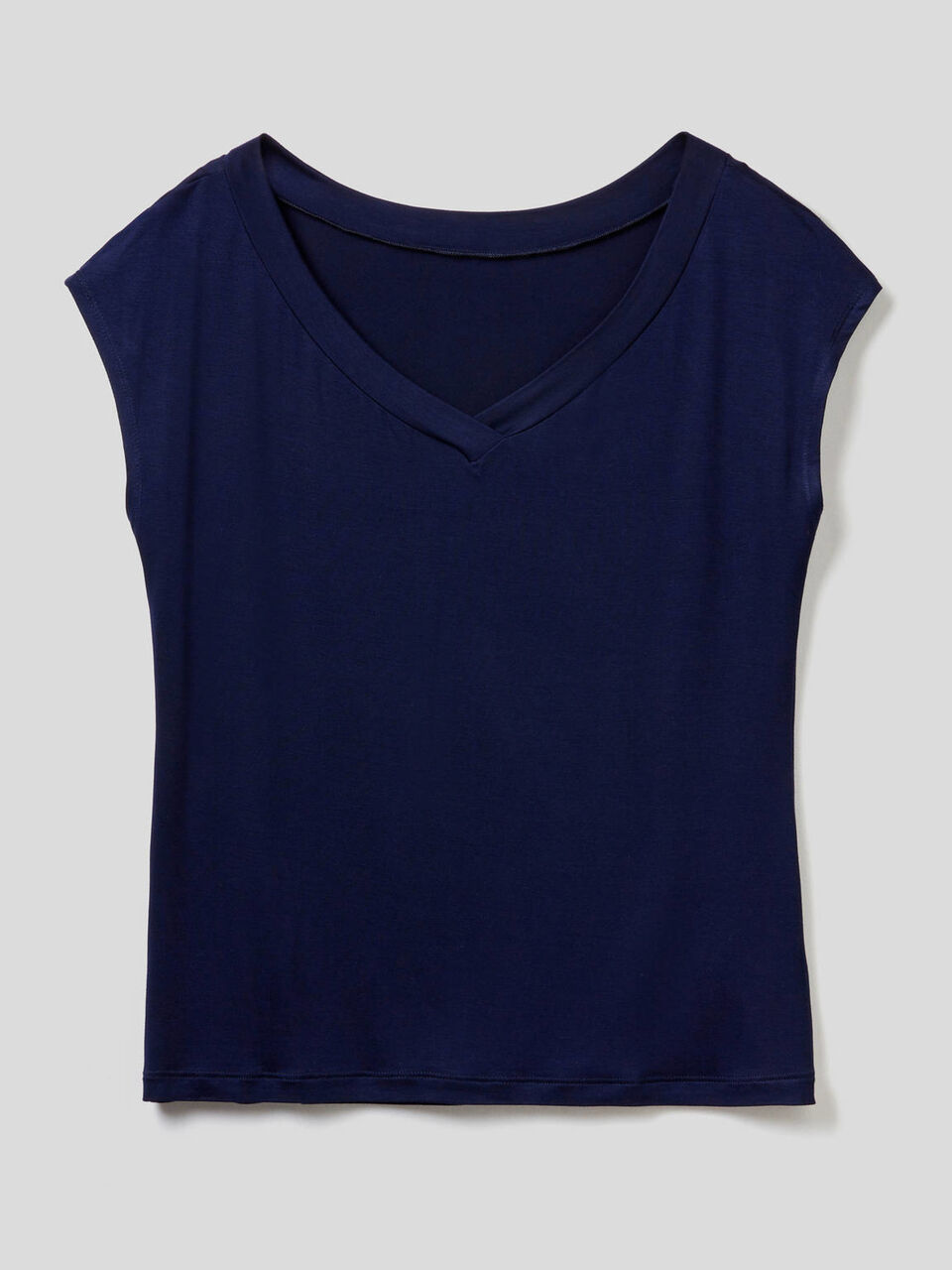 Camiseta fluida con escote de pico image number 1
