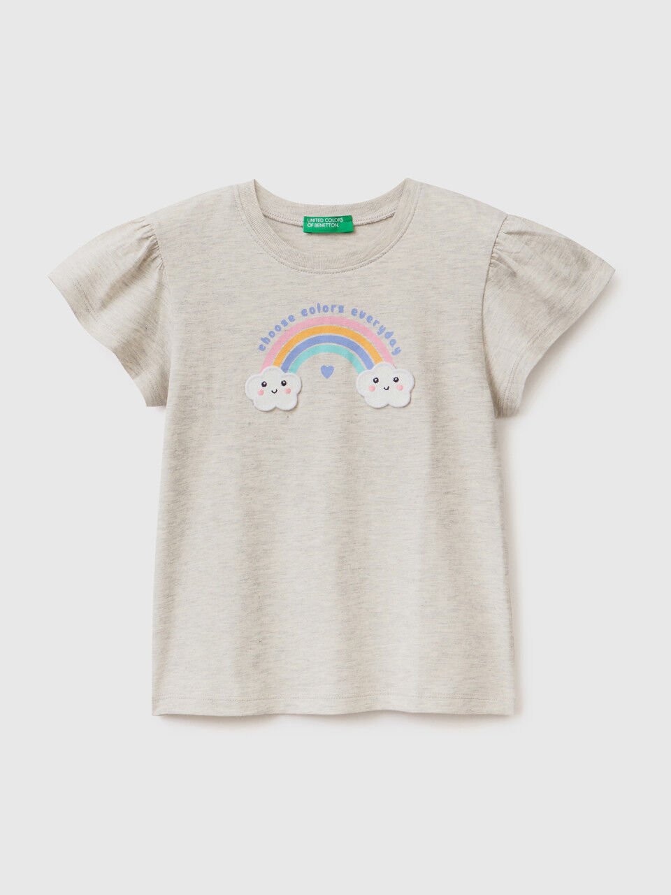 Camiseta con estampado de glitter y parche