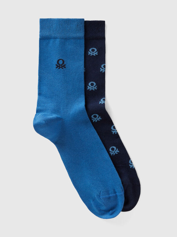 Dos pares de calcetines largos con logotipos