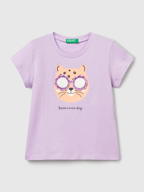 Camiseta con estampado y aplicación. Niña