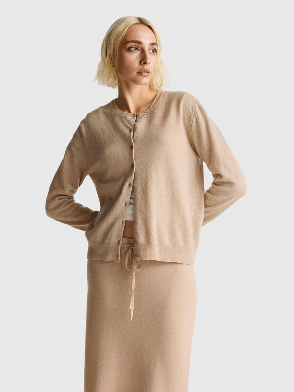 Cárdigan beige de cuello redondo en pura lana merino Cárdigan beige de cuello redondo en pura lana merino Mujer