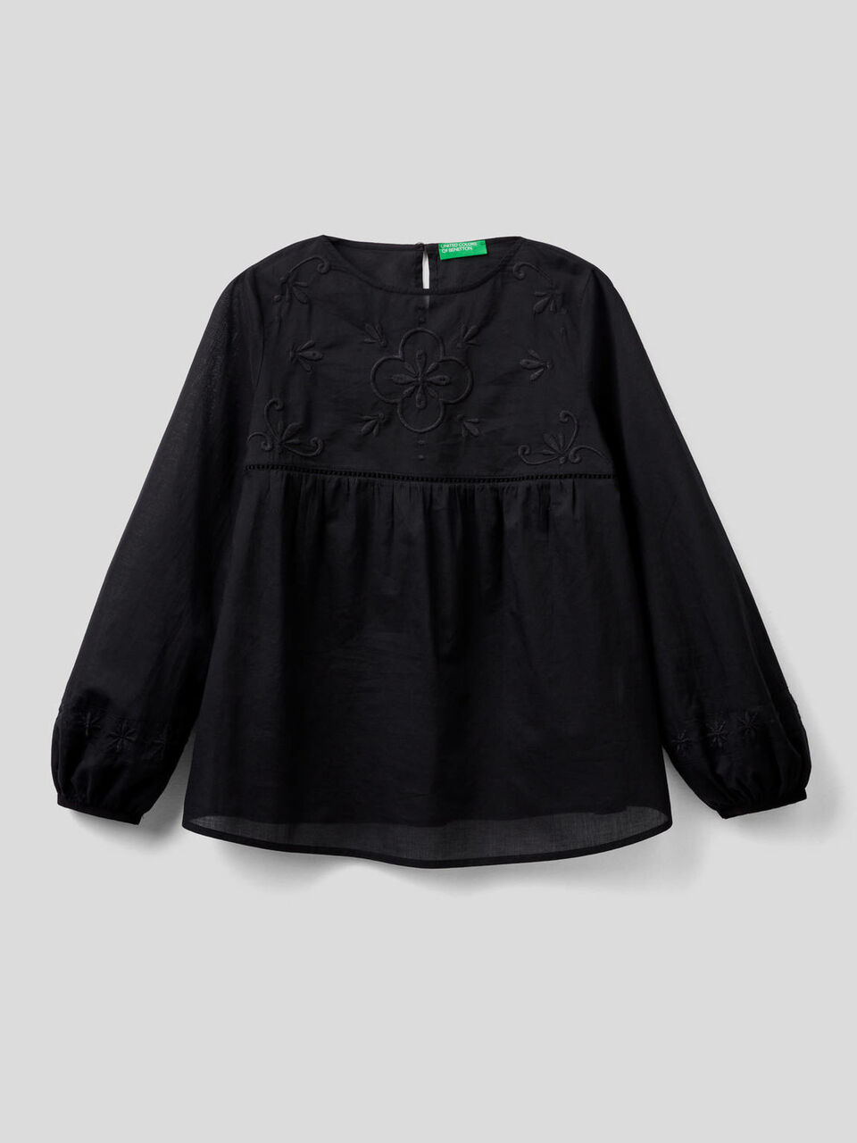Blusa de algodón ligero con bordados image number 1