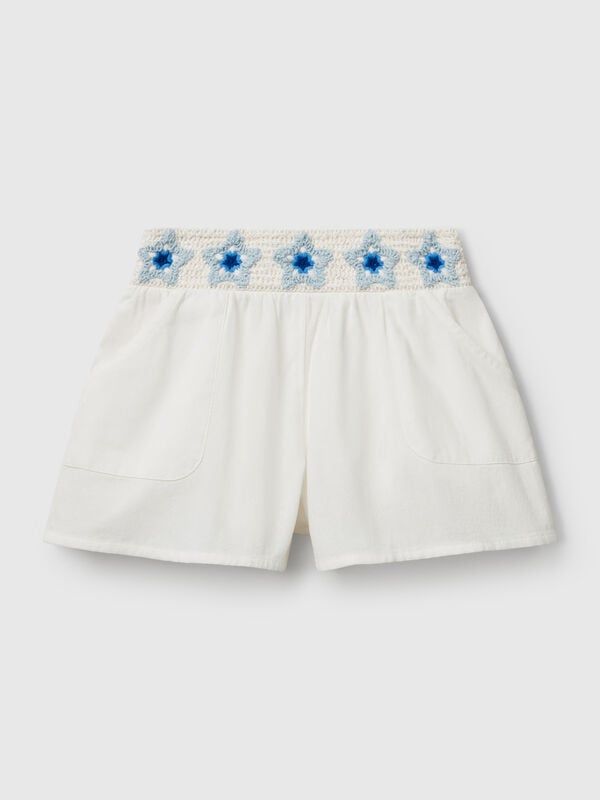 Pantalón corto con flores de macramé Niña