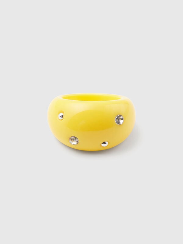 Anillo amarillo con pedrería y tachuelas. Mujer