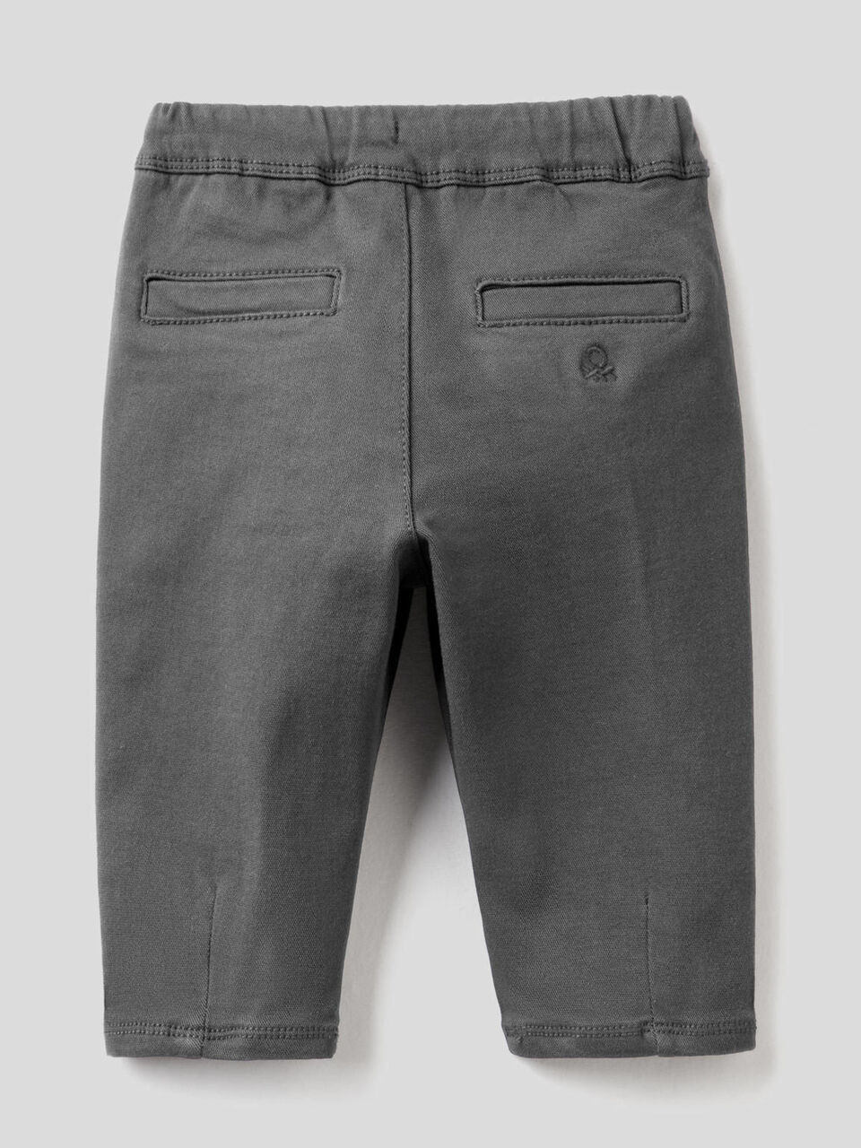 Pantalón con cordón de ajuste y maxibolsillos image number 2