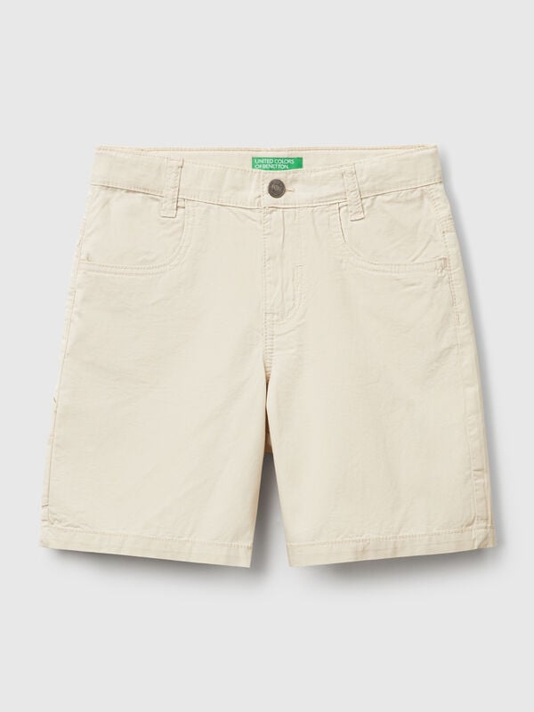 Pantalón corto en tejido ligero de puro algodón. Cintura elástica interna ajustable, abertura con cremallera y botón. Bolsillos delanteros, bolsillos aplicados en la espalda y uno más pequeño aplicado en el lateral. Cómodas y fáciles de combinar. Niño