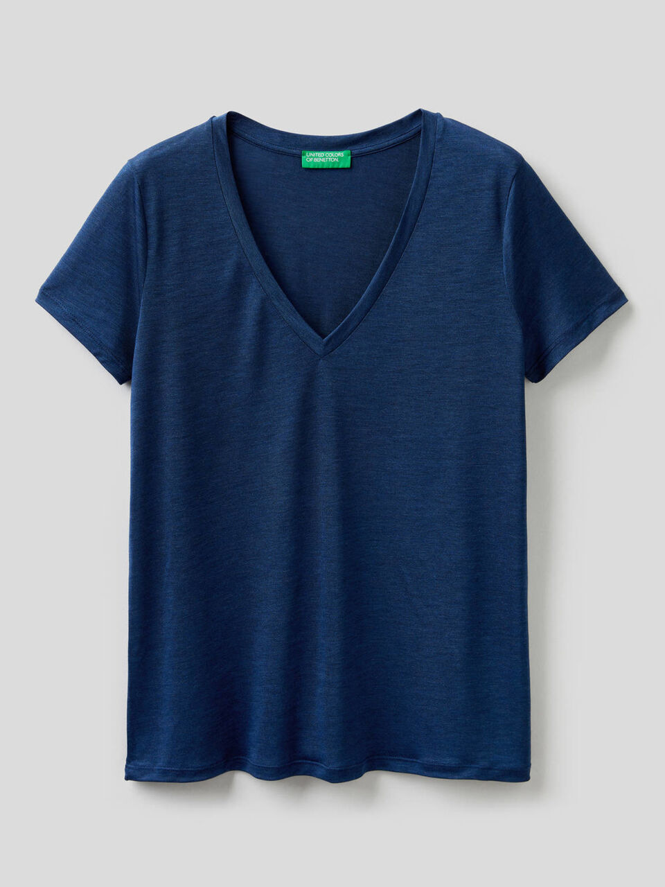 Camiseta con escote de pico image number 1