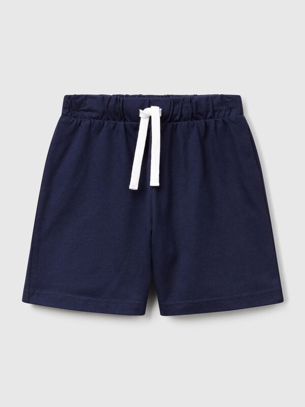 Pantalón corto en puro algodón con corte regular. Cintura con elástico interno y cordón, logo estampado en la espalda. Práctico y cómodo, perfecto para moverse al aire libre. Niño