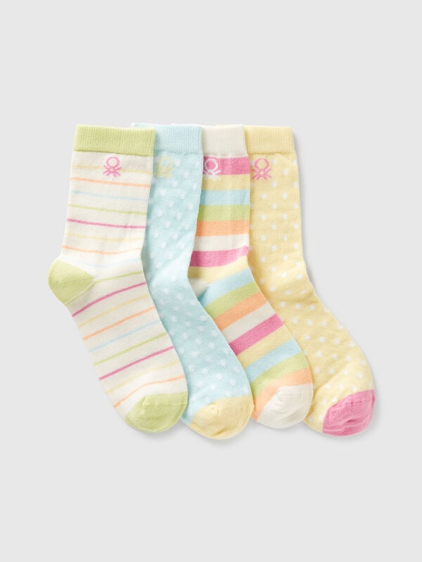 Cuatro pares de calcetines estampados. Niño