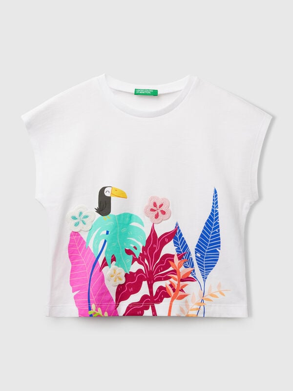 Camiseta con estampado y aplicaciones de crochet. Niña