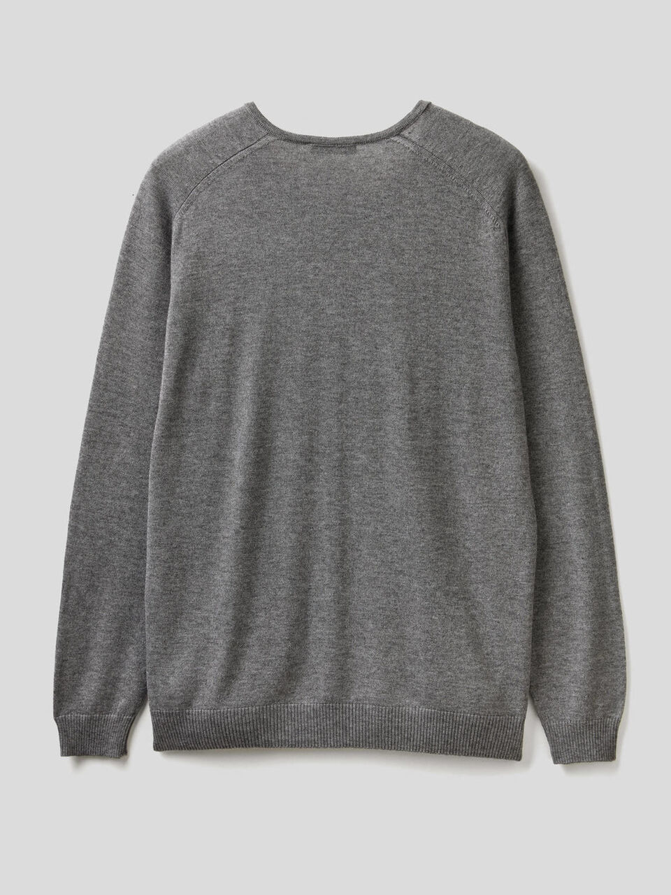Jersey liso con escote de pico image number 2