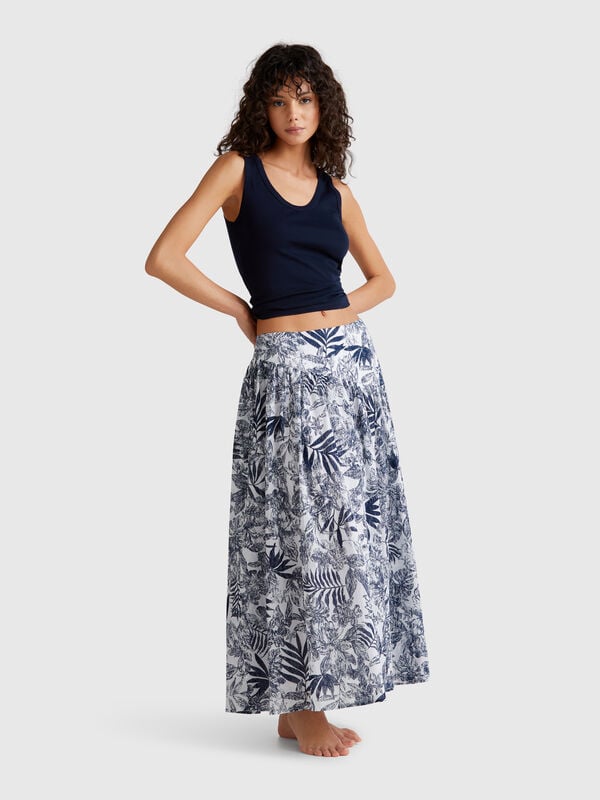 Falda larga con estampado tropical. Mujer