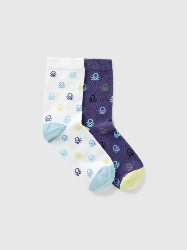 Dos pares de calcetines con logos azules y blancos. Niño