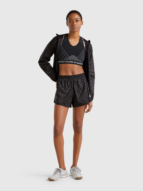 Pantalón corto deportivo con tejido . Mujer