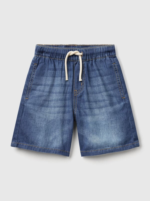 Short de cambray de puro algodón con efecto denim. Cintura elástica con cordón. Bolsillos redondeados en la parte delantera y bolsillos de parche en la parte trasera, uno de ellos con logo bordado. Ligeras, cómodas y versátiles como los jeans. Niño